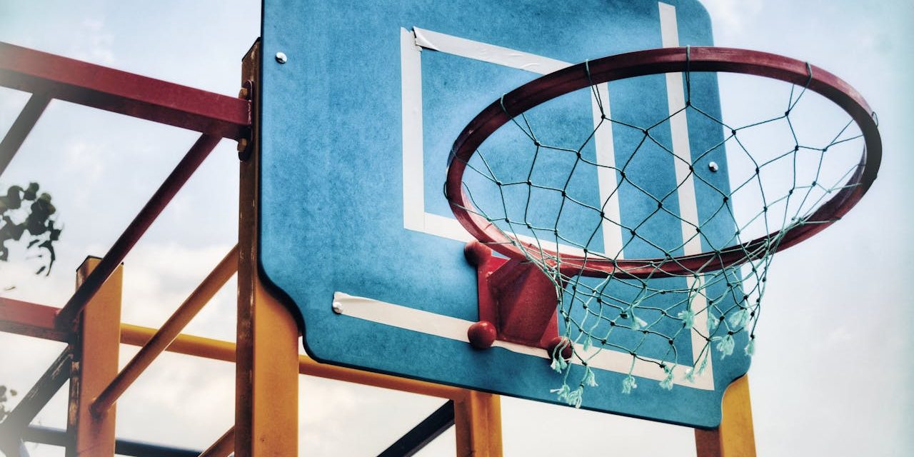 Gra, która cieszy i rozwija młodzież – koszykówka jako fundament wszechstronnego rozwoju