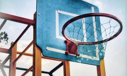 Gra, która cieszy i rozwija młodzież – koszykówka jako fundament wszechstronnego rozwoju